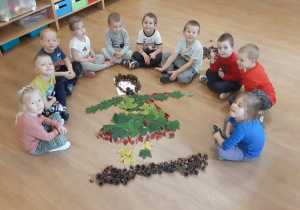 Dzieci z grupy Motylki prezentują swój obraz Pani Jesieni.